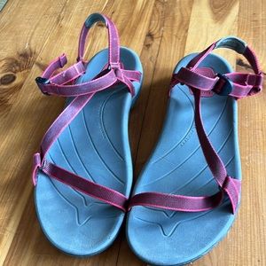 TEVA Zerro water and hiking sandal in two-tone red. Size 41, 10